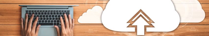 Links ein Laptop auf dem zwei Hände liegen, rechts 3 weiße Wolken die überlappen, in die vordere Wolke zeigen zwei Pfeile nach oben